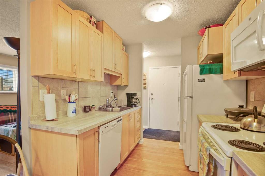5904 51 Avenue, Red Deer, AB - Indoor Photo Showing Kitchen