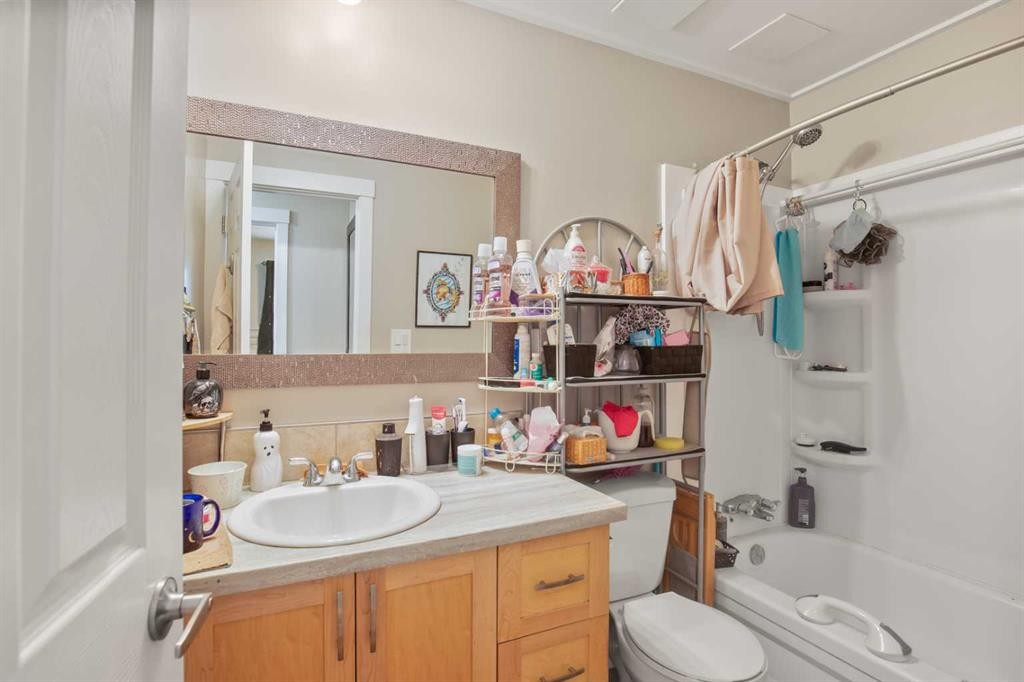 101-304-5904 51 Avenue, Red Deer, AB - Indoor Photo Showing Bathroom