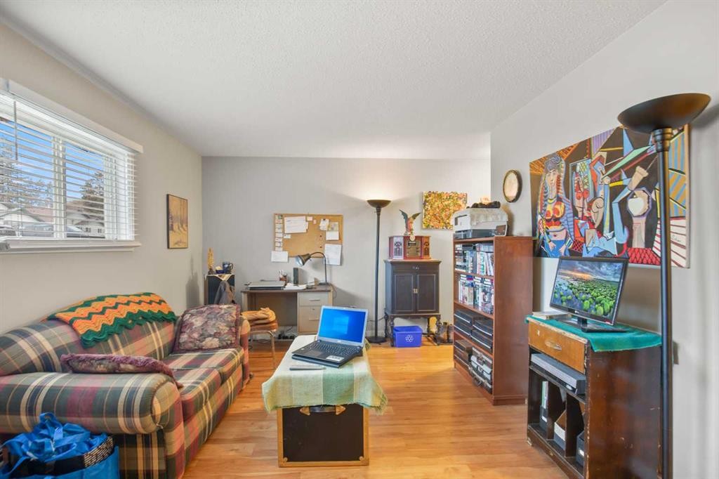 101-304-5904 51 Avenue, Red Deer, AB - Indoor Photo Showing Living Room