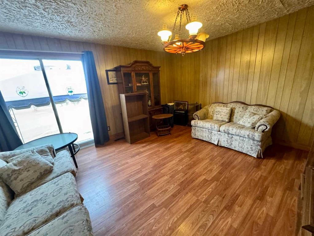 375053A Range Road 5-5, Rural Clearwater County, AB - Indoor Photo Showing Living Room