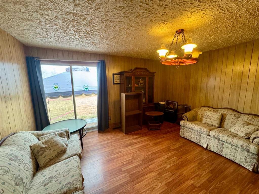 375053A Range Road 5-5, Rural Clearwater County, AB - Indoor Photo Showing Living Room