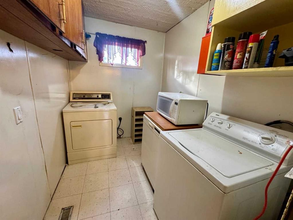 375053A Range Road 5-5, Rural Clearwater County, AB - Indoor Photo Showing Laundry Room