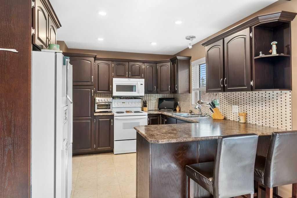 45 Ravenscrag Crescent North, Norglenwold, AB - Indoor Photo Showing Kitchen With Double Sink