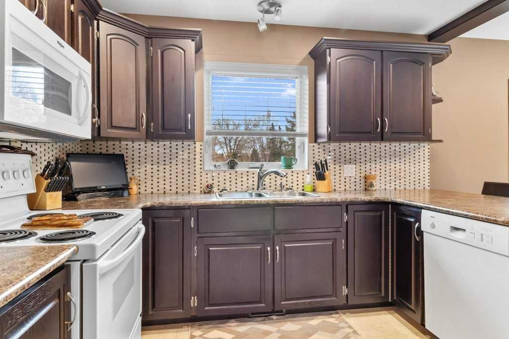 45 Ravenscrag Crescent North, Norglenwold, AB - Indoor Photo Showing Kitchen With Double Sink