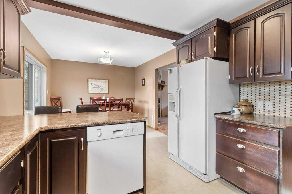 45 Ravenscrag Crescent North, Norglenwold, AB - Indoor Photo Showing Kitchen