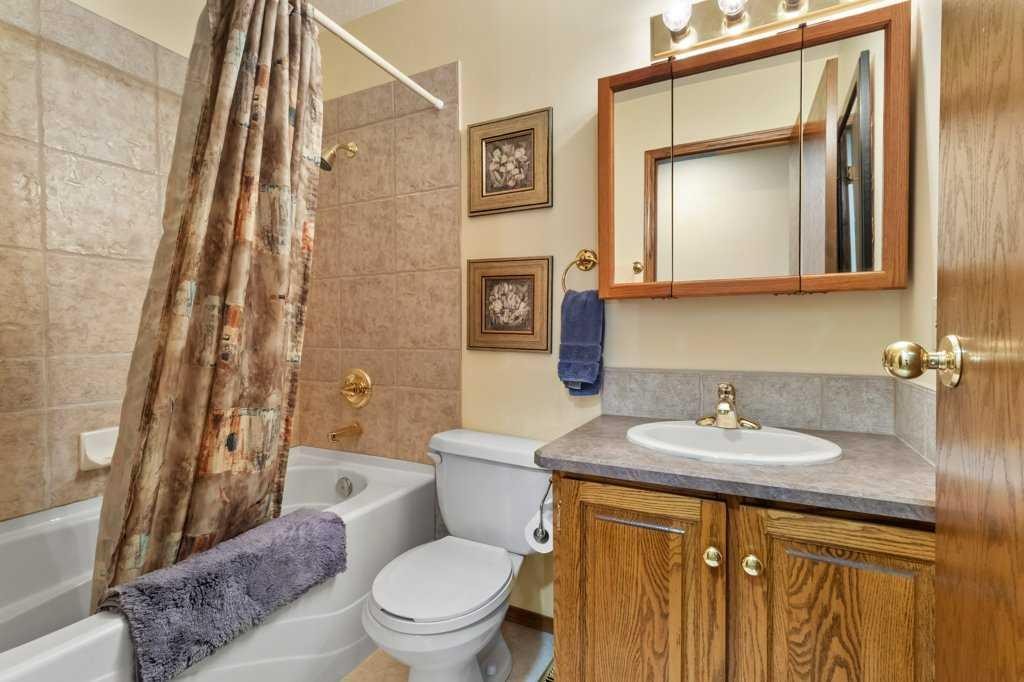45 Ravenscrag Crescent North, Norglenwold, AB - Indoor Photo Showing Bathroom