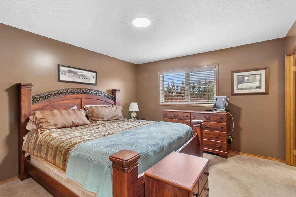 45 Ravenscrag Crescent North, Norglenwold, AB - Indoor Photo Showing Bedroom