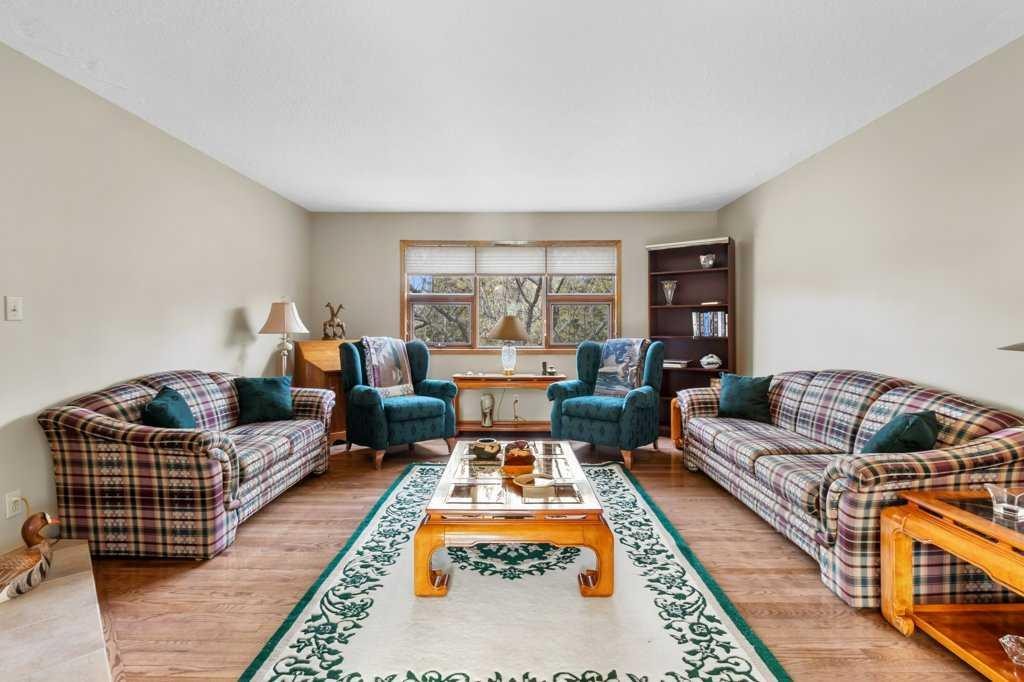 45 Ravenscrag Crescent North, Norglenwold, AB - Indoor Photo Showing Living Room