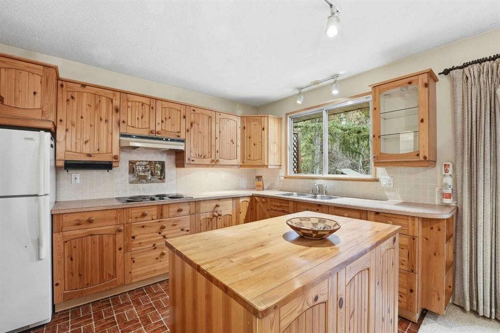 49 Pamely Avenue, Red Deer, AB - Indoor Photo Showing Kitchen With Double Sink