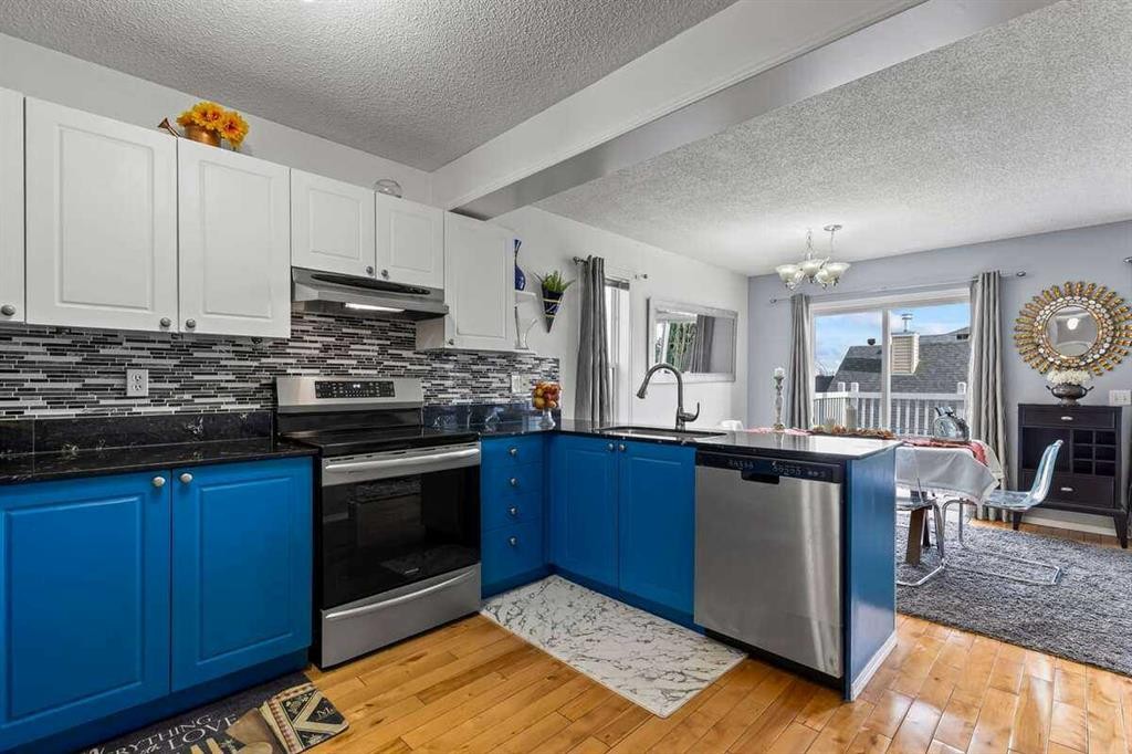 60 Bridlecreek Terrace Sw, Calgary, AB - Indoor Photo Showing Kitchen