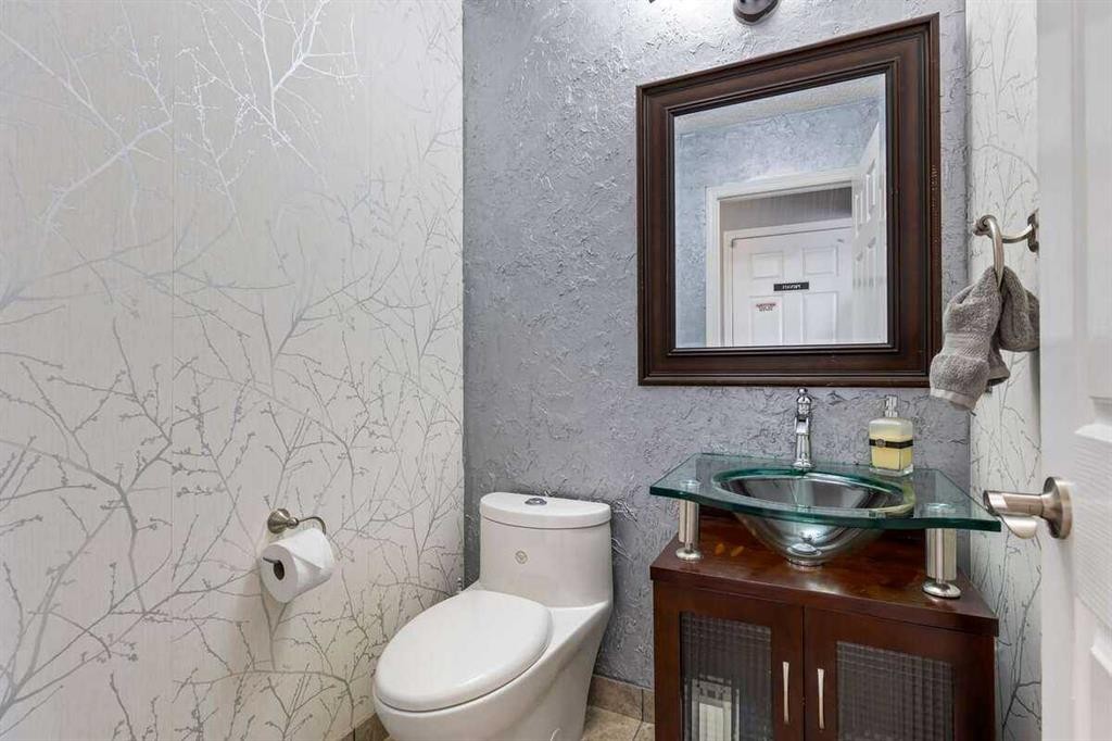 60 Bridlecreek Terrace Sw, Calgary, AB - Indoor Photo Showing Bathroom