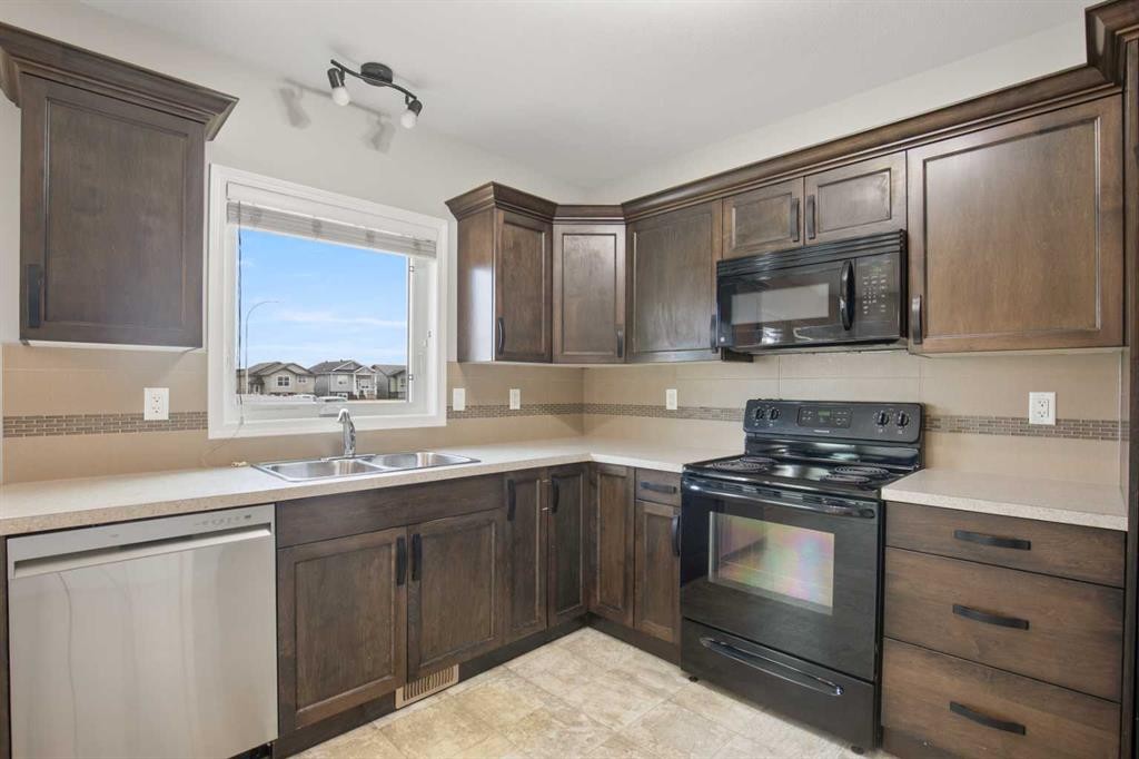 1 Crimson Court, Blackfalds, AB - Indoor Photo Showing Kitchen With Double Sink