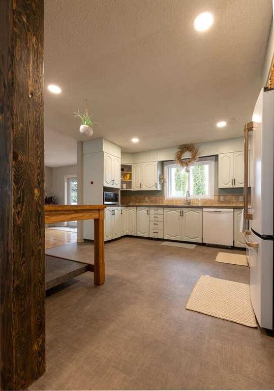 10620 103 Street Close, Fairview, AB - Indoor Photo Showing Kitchen