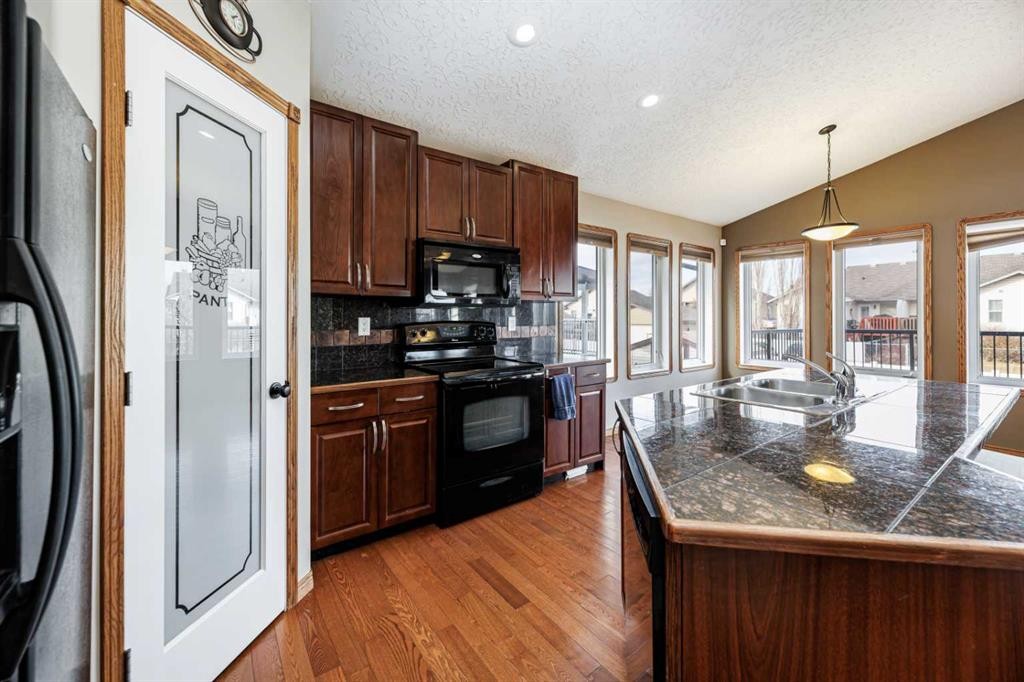 86 Jenner Crescent, Red Deer, AB - Indoor Photo Showing Kitchen