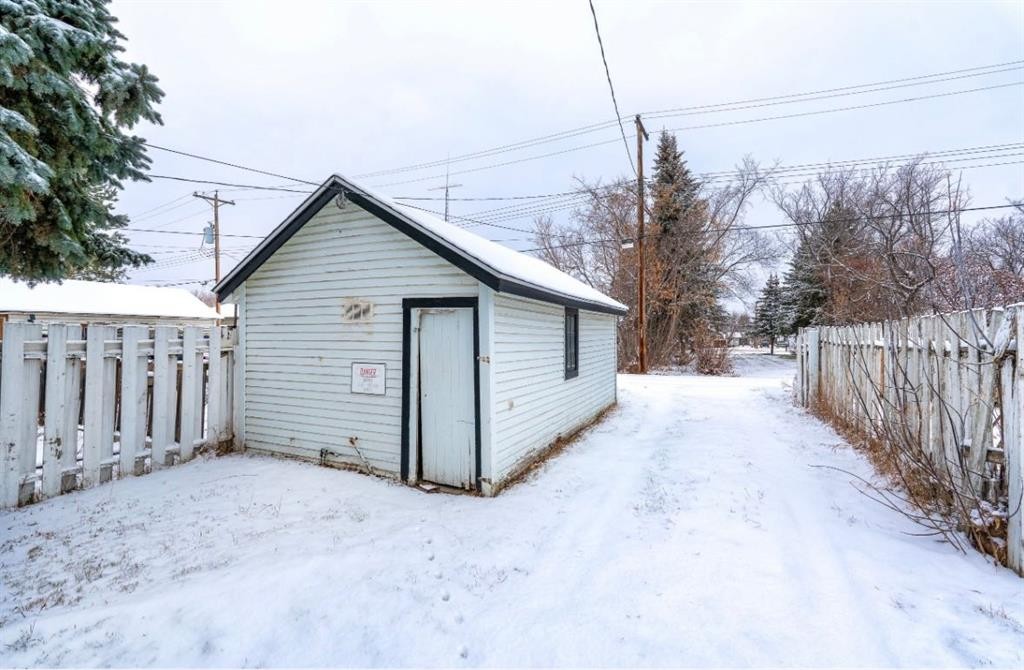 5124 52 Avenue South, Viking, AB - Outdoor With Exterior