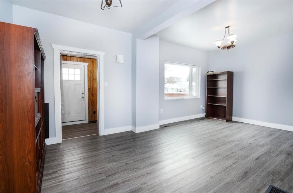 5124 52 Avenue South, Viking, AB - Indoor