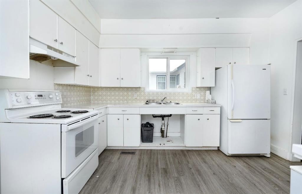 5124 52 Avenue South, Viking, AB - Indoor Photo Showing Kitchen With Double Sink
