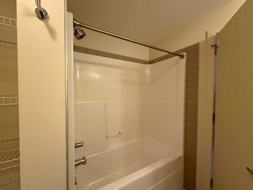 5402-2660 22 Street, Red Deer, AB - Indoor Photo Showing Bathroom