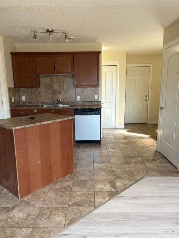 32-6802 50 Avenue, Camrose, AB - Indoor Photo Showing Kitchen With Double Sink