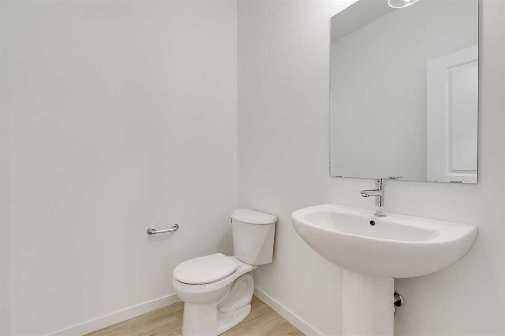 75 Fireside Common, Cochrane, AB - Indoor Photo Showing Bathroom