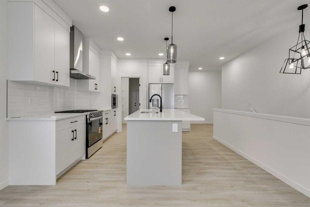 75 Fireside Common, Cochrane, AB - Indoor Photo Showing Kitchen With Upgraded Kitchen