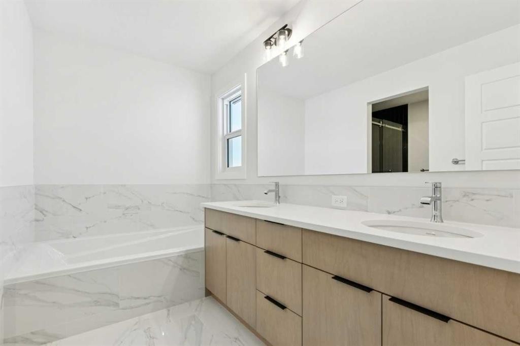 199 Langwell Common Se, Airdrie, AB - Indoor Photo Showing Bathroom