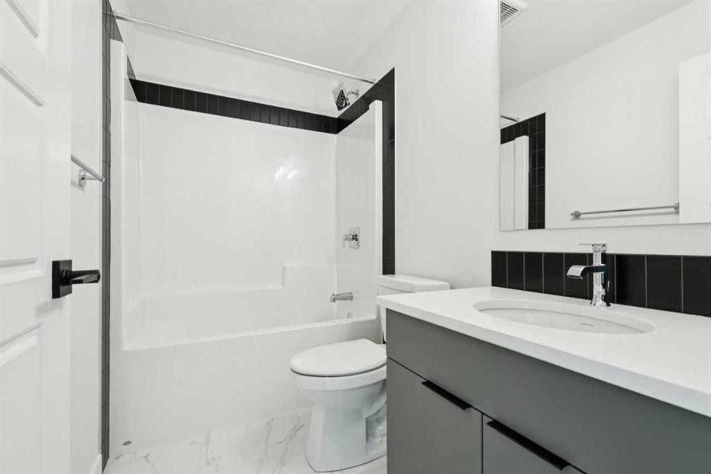 199 Langwell Common Se, Airdrie, AB - Indoor Photo Showing Bathroom