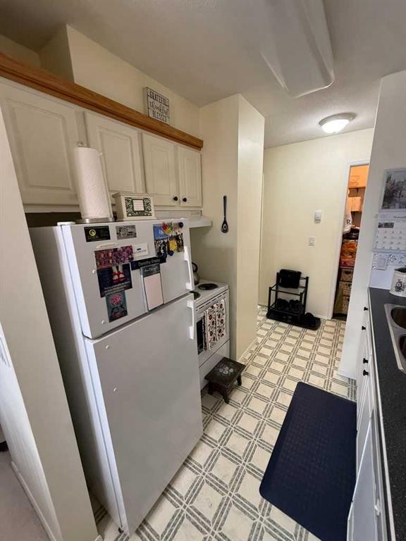 201-5519 Kerry Wood Drive, Red Deer, AB - Indoor Photo Showing Kitchen