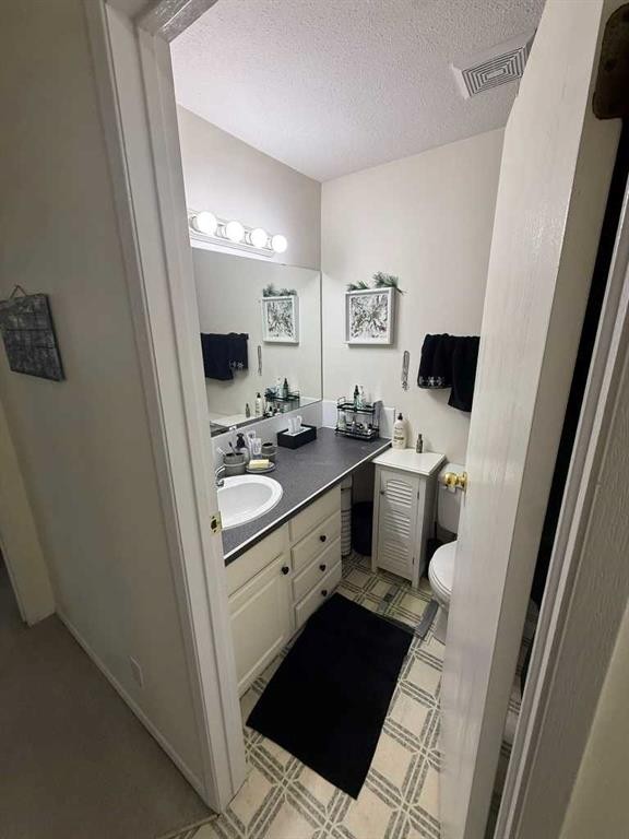 201-5519 Kerry Wood Drive, Red Deer, AB - Indoor Photo Showing Bathroom