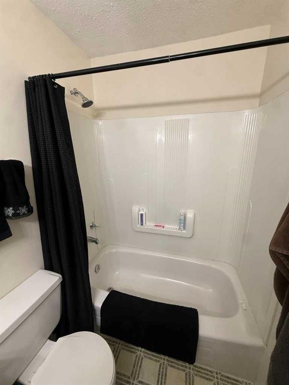 201-5519 Kerry Wood Drive, Red Deer, AB - Indoor Photo Showing Bathroom