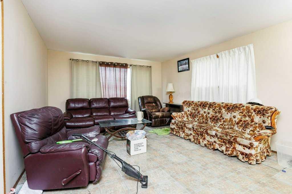 4804 Broadway Avenue, Blackfalds, AB - Indoor Photo Showing Living Room