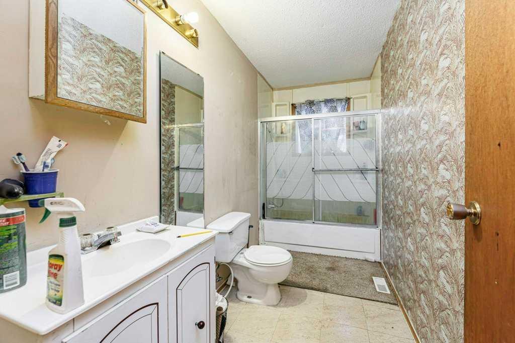4804 Broadway Avenue, Blackfalds, AB - Indoor Photo Showing Bathroom