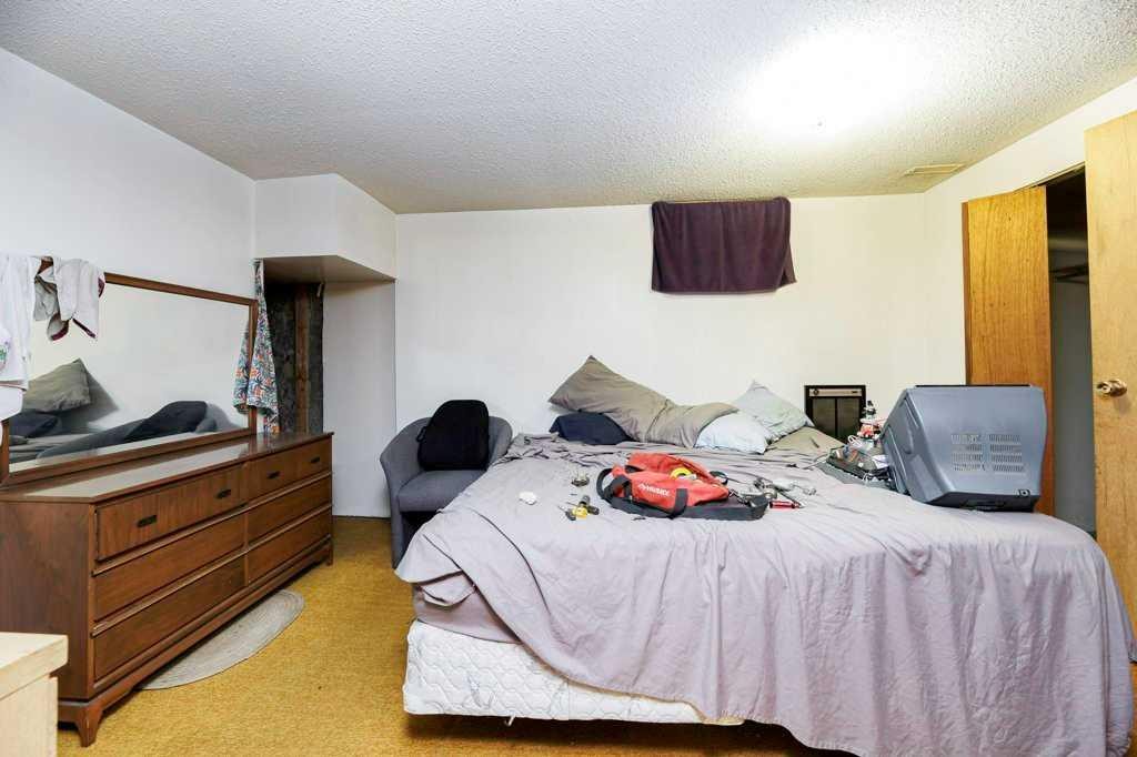 4804 Broadway Avenue, Blackfalds, AB - Indoor Photo Showing Bedroom