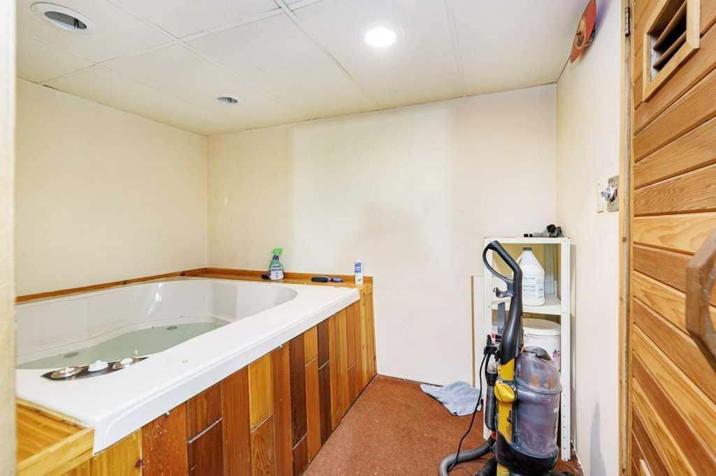 4804 Broadway Avenue, Blackfalds, AB - Indoor Photo Showing Bathroom