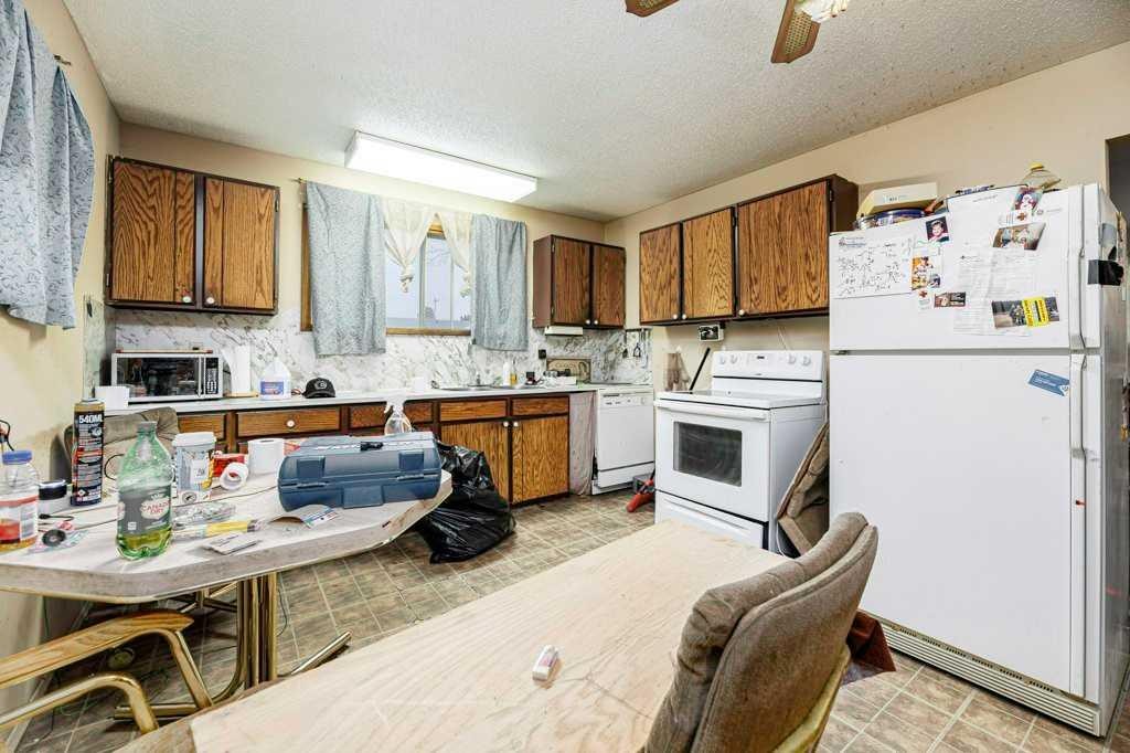 4804 Broadway Avenue, Blackfalds, AB - Indoor Photo Showing Kitchen