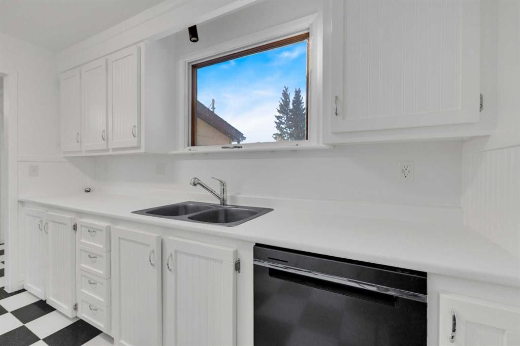2014 24 Avenue, Delburne, AB - Indoor Photo Showing Kitchen With Double Sink