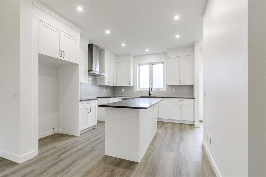 221 Bridgeport Gate Sw, Chestermere, AB - Indoor Photo Showing Kitchen