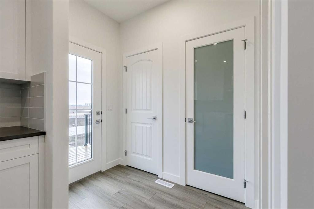 221 Bridgeport Gate Sw, Chestermere, AB - Indoor Photo Showing Other Room