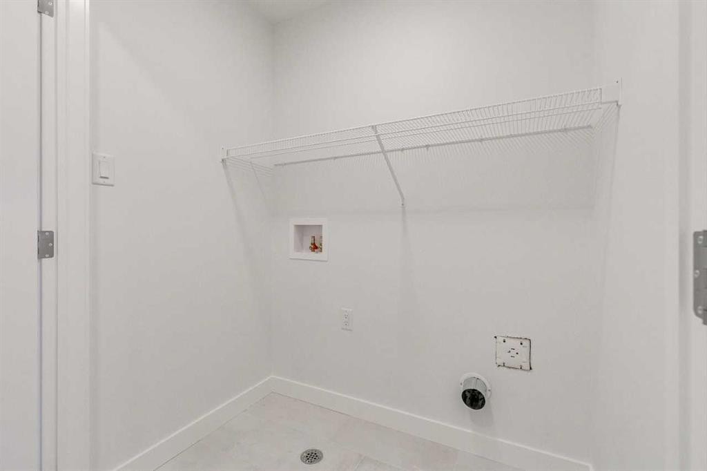 221 Bridgeport Gate Sw, Chestermere, AB - Indoor With Storage