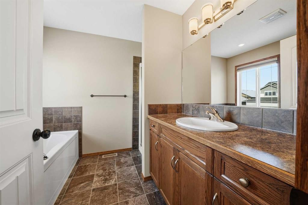 9 Thomas Place, Red Deer, AB - Indoor Photo Showing Bathroom