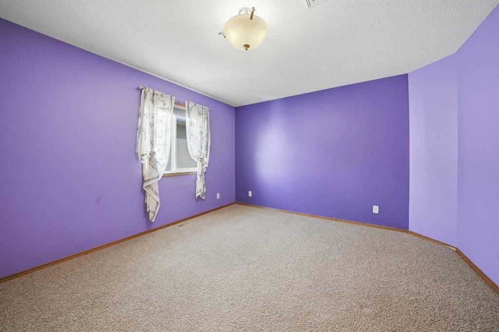 9 Thomas Place, Red Deer, AB - Indoor Photo Showing Other Room