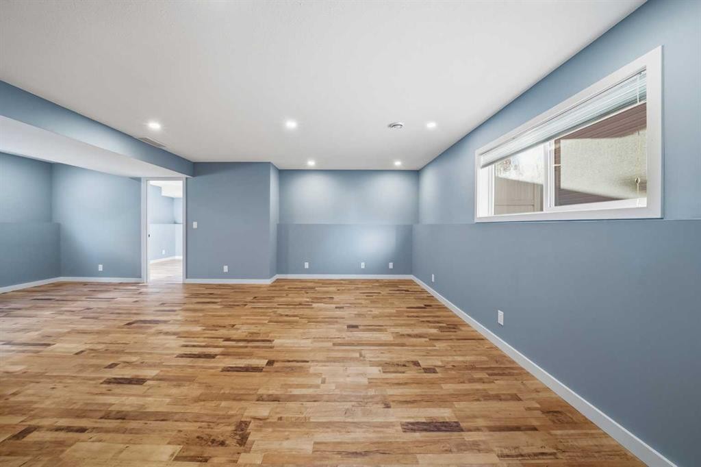 9 Thomas Place, Red Deer, AB - Indoor Photo Showing Other Room