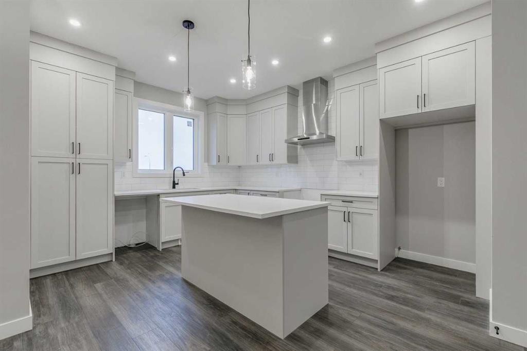 197 Bridgeport Gate, Chestermere, AB - Indoor Photo Showing Kitchen With Upgraded Kitchen