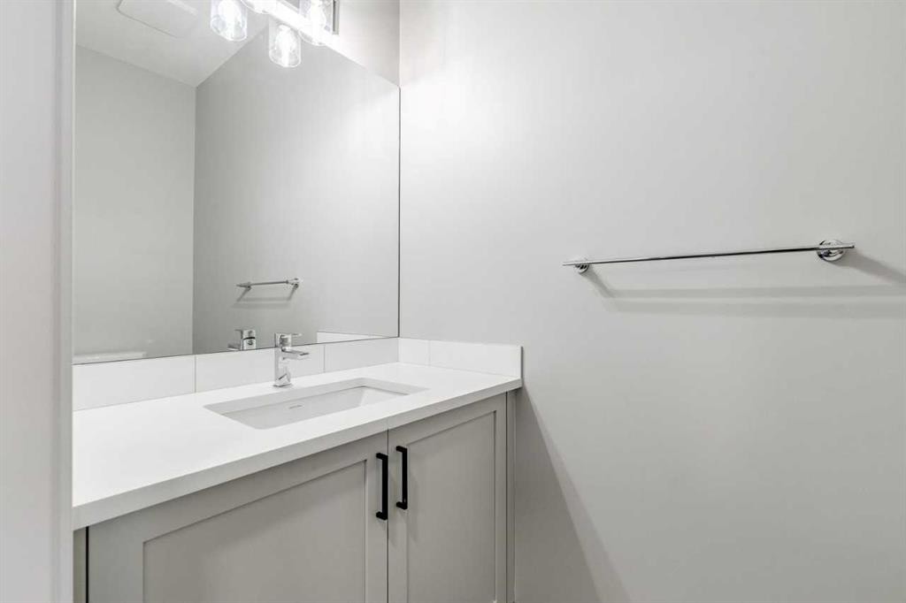 197 Bridgeport Gate, Chestermere, AB - Indoor Photo Showing Bathroom