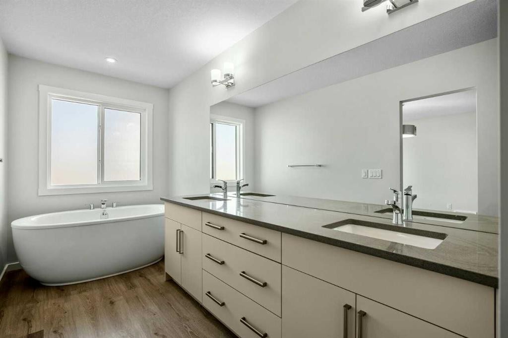 18 Heartwood Villas Se, Calgary, AB - Indoor Photo Showing Bathroom