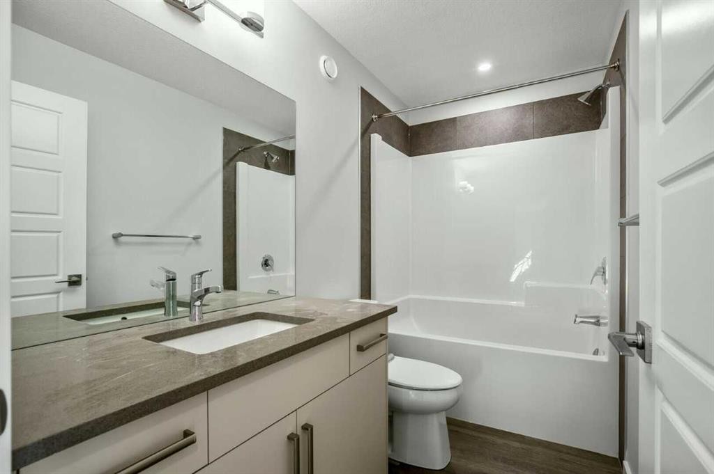 18 Heartwood Villas Se, Calgary, AB - Indoor Photo Showing Bathroom