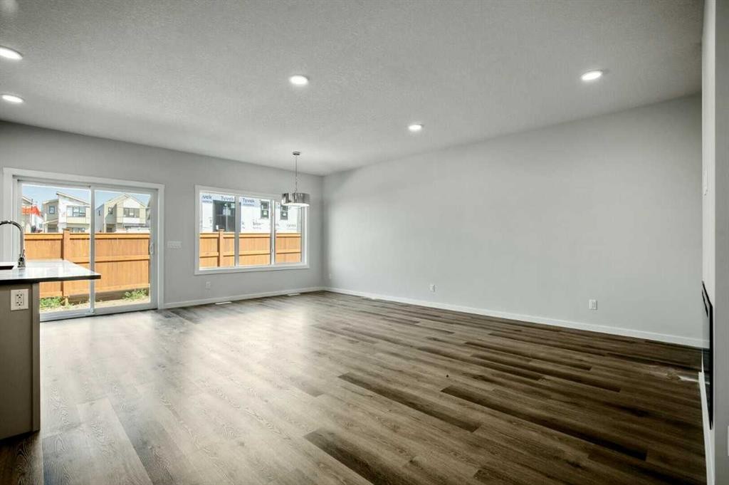 18 Heartwood Villas Se, Calgary, AB - Indoor