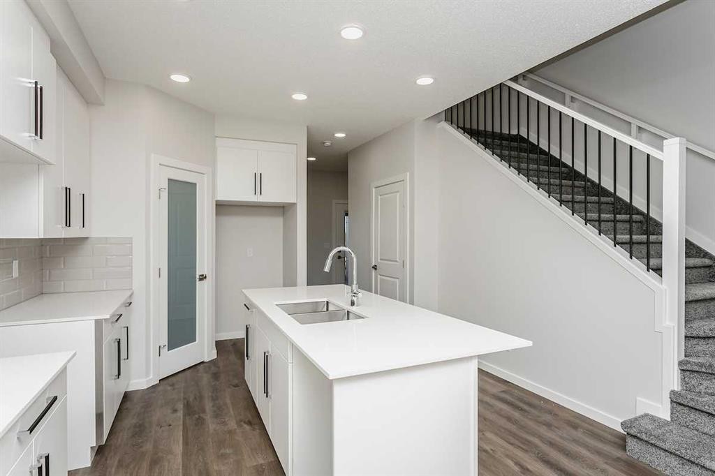 147 Lincoln Crescent, Rural Red Deer County, AB - Indoor Photo Showing Kitchen With Double Sink With Upgraded Kitchen