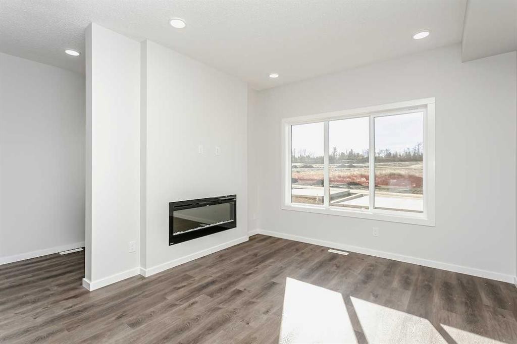 147 Lincoln Crescent, Rural Red Deer County, AB - Indoor Photo Showing Living Room With Fireplace
