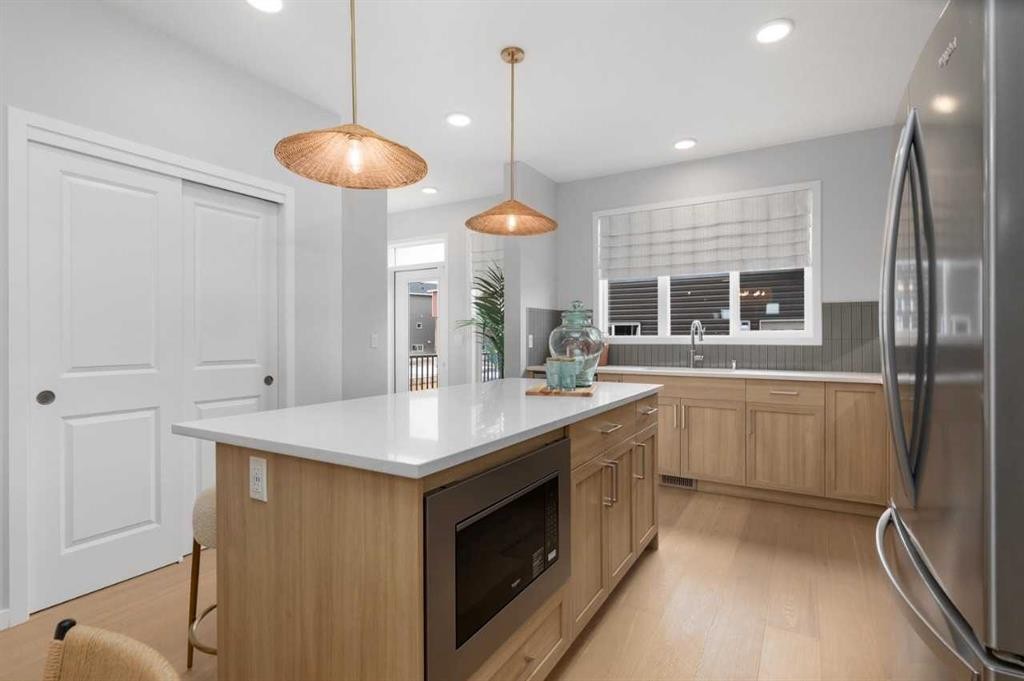 545 Bridgeport Street, Chestermere, AB - Indoor Photo Showing Kitchen With Upgraded Kitchen